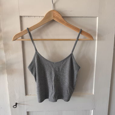 Top corto grigio con bretelle