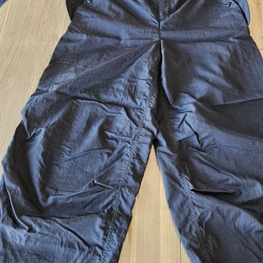 Pantalon cargo, noir, légèrement brillant