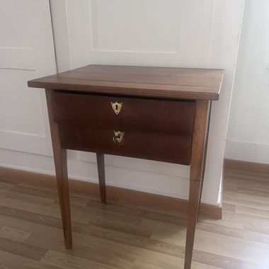 Table en bois avec tiroir