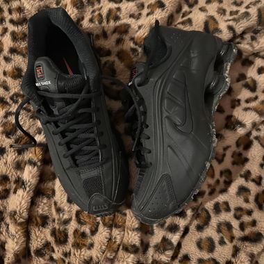 R4 Nike Shox nera