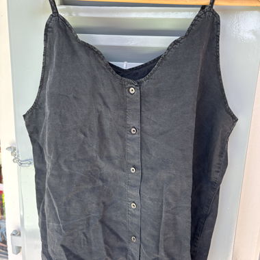 Top nero con spalline sottili e bottini