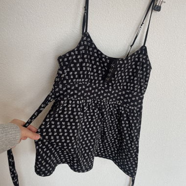 Schwarzes Trägertop mit Blumenmuster