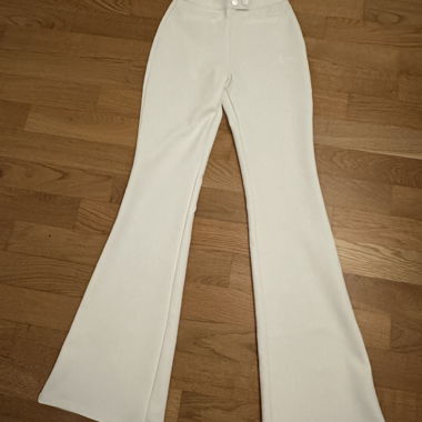 Pantaloni a zampa bianco di ZARA