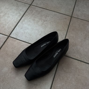 Schwarze Pumps mit eckiger Kappe