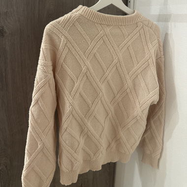 Beige knitted jumper with diamond pattern