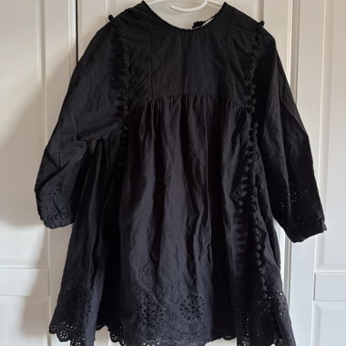 Schwarzes Spitzenkleid mit Hose