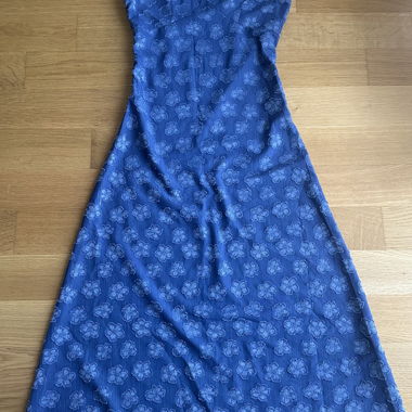 Robe bleu fleurie à fines bretelles