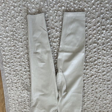 ZARA - High-Waist Hose in Beige lederoptik