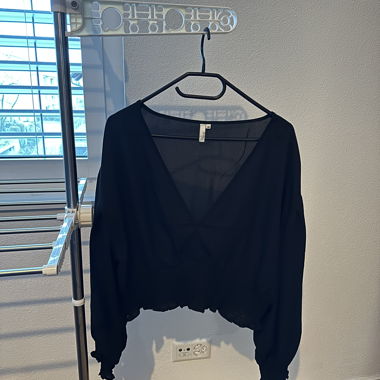 Blouse courte noire décolleté en V NLY Trend