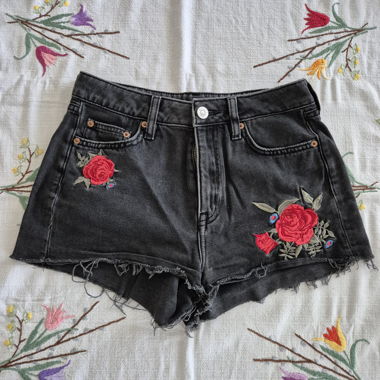 Schwarze Jeans-Shorts mit Stickerei