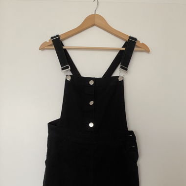 Latzrock aus schwarzem Jeansstoff