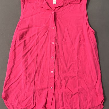 Camicia rosa lunga senza maniche AMISU taglia L, colore rosa acceso, chiusura con bottoni sul davanti e colletto classico. Orlo arrotondato più lungo sul retro. Tessuto leggero, piacevole per l'estate. L'articolo è in buone condizioni generali ma stropicciato e potrebbe necessitare di una stiratura.