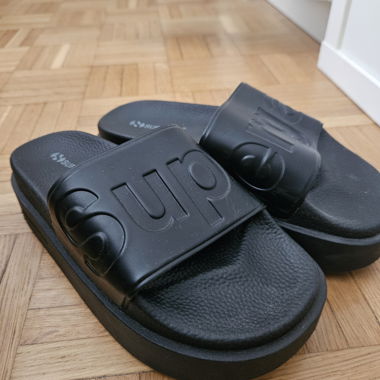 Tongs de piscine noires