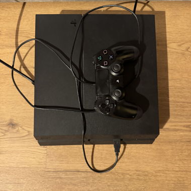 PS4 mit 2 Controller und gratis Spiel