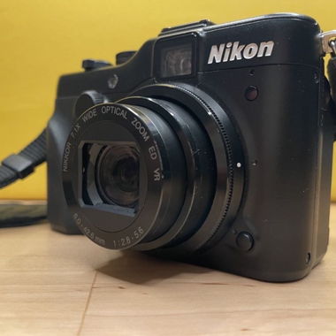 Fotocamera Zoom Nikon P7000, fotocamera da viaggio Y2K
