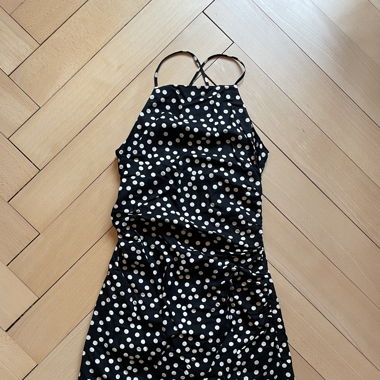 Gepunktetes Kleid mit Etikett 