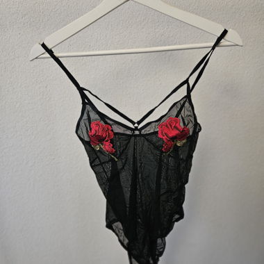 Body en résille sexy avec roses