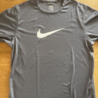 T-shirt sportiva Nike grigia