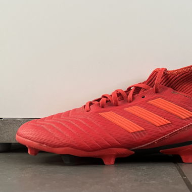Scarpe da calcio Adidas Predator rosse 