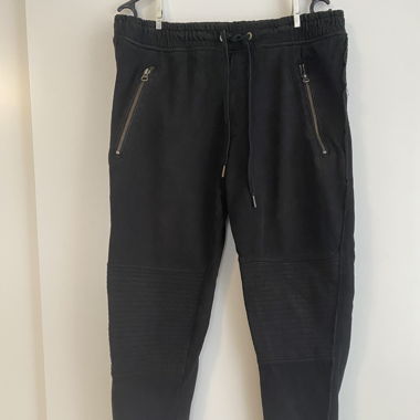 Schwarze Jogginghose