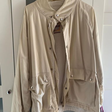 Giacca di mezza stagione beige con bottoni a pressione