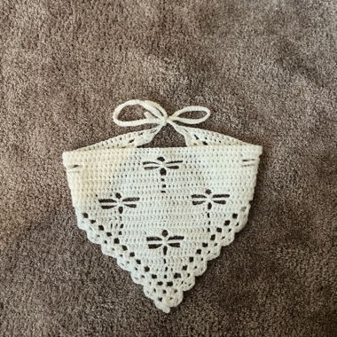 Weisses Häkel-Bandana mit Libellenmuster