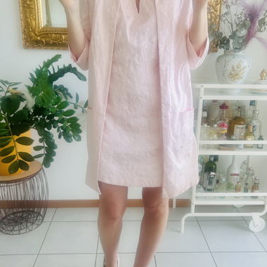 Ensemble robe et manteau rose texturé