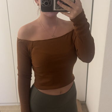 Braunes Offshoulder-Langarmshirt