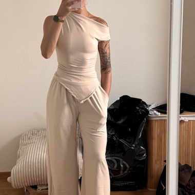Set top asimmetrico e pantaloni