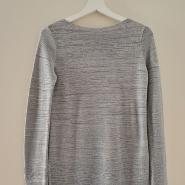 Thin grey sweater with sequins