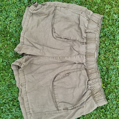 grüne Shorts