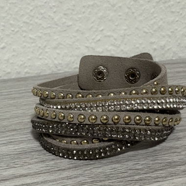 Armband mit Steinchen