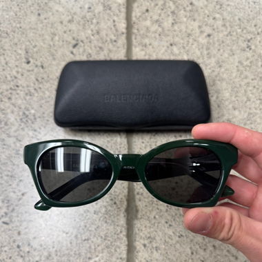 Occhiali da Sole Balenciaga Verdi a Forma ‘Cat Eye’
