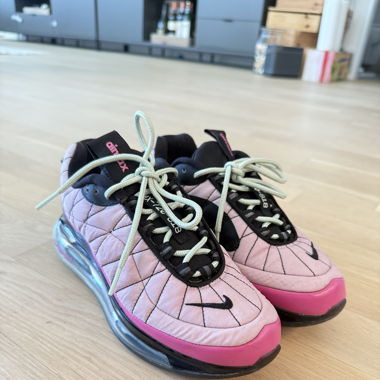 NIKE Air Max 720