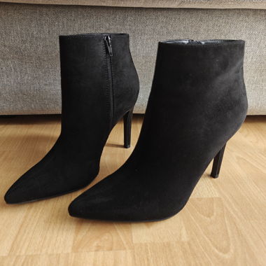 Schwarze Stiefeletten mit Absatz