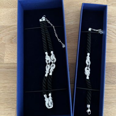 Zwei schwarze Schmuckarmbaender
