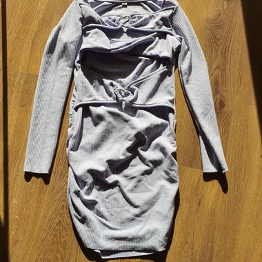 Mini abito grigio a maniche lunghe con dettaglio a cuore