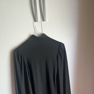 Vestito collo alto, manica lunga aperta