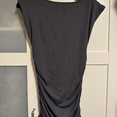 Dunkelgraues kleid mit Raffungen