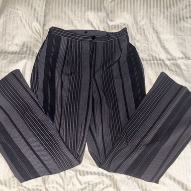 Schwarze Anzugshosen mit weissen Streifen 