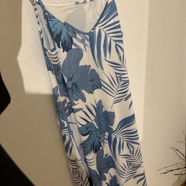 Weisses Blumenkleid
