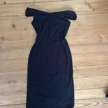 Schwarzes enganliegendes Kleid
