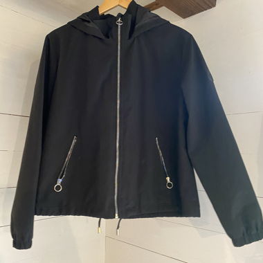 Schwarze Kapuzenjacke