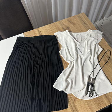 Pleated skirt with white blouse