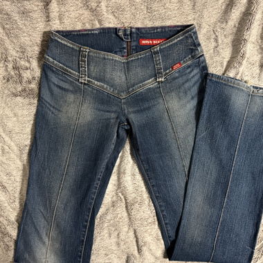 Jeans Miss Sixty a vita bassa con cintura a V – Flared Fit