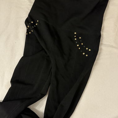 Schwarze Leggings mit Nieten