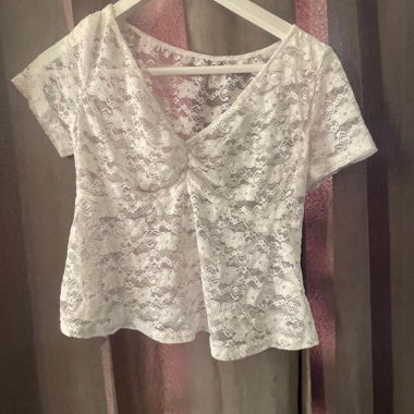 Top bianco in pizzo a maniche corte