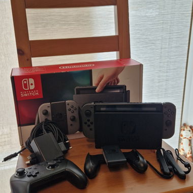 Graue Nintendo Switch-Konsole