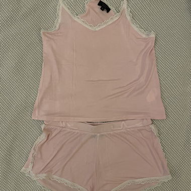 Ensemble de pyjama en dentelle rose Manor