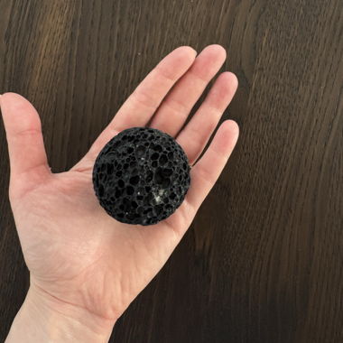 Sphère en pierre de lave noire
